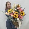 Осенняя композиция с подсолнухами и розами в кашпо